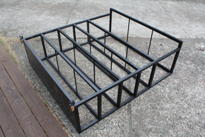 小品用の棚をペンキ塗り