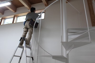 芸術館の窓のフィルム貼り