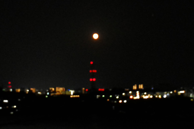 芸術館の近くから見た満月