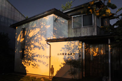 夜の山内龍雄芸術館