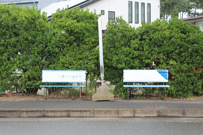 芸術館の前のバス停