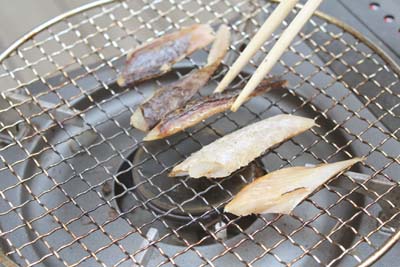 芸術館のデッキで食べたくさや