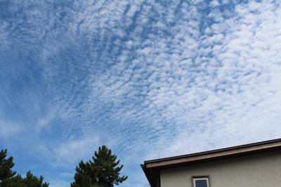 芸術館の上の空