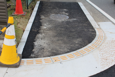 山内龍雄芸術館前の歩道