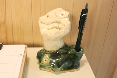 芸術館のペン立て