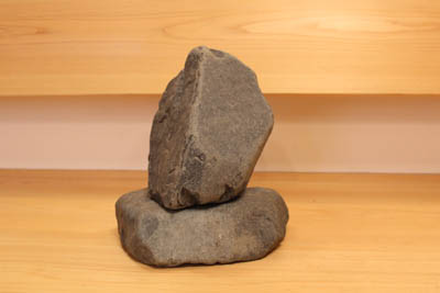 芸術館の石