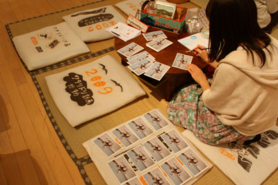 武内明子が手彩色作業中