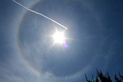 芸術館の空に日輪