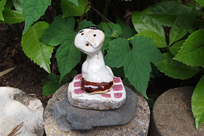 芸術館の庭の陶作品