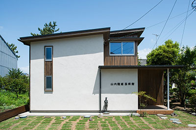 芸術館の庭の梅