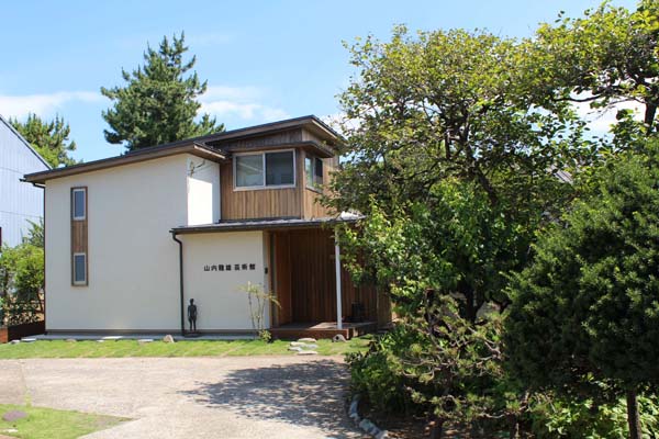 夏の山内龍雄芸術館